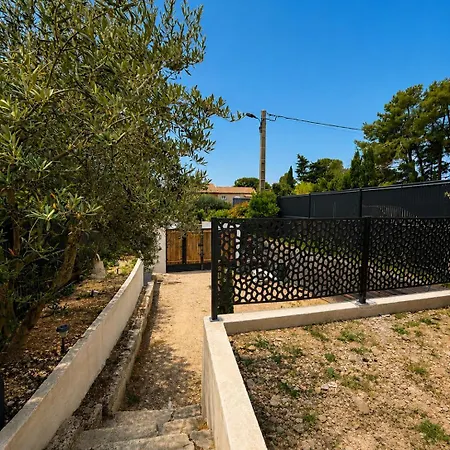 Mobilhomme Avec Jardin Et Jaccuzi * Montpeyroux (Herault)